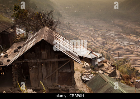 India, Nagaland, Khonoma, eco-villaggio, case sulla cresta sopra terreni agricoli terrazzati Foto Stock