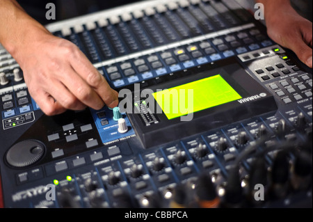 Tecnico utilizzando un mixer audio Foto Stock