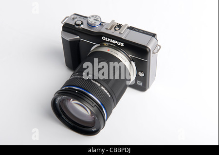 Olympus E-PL1 mirrorless digital camera with 14-150mm f/4-5.6 lens cutout on white background Foto Stock