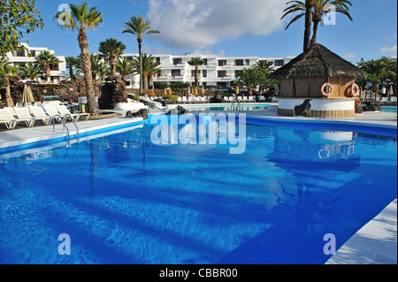 La piscina di un hotel resort Foto Stock