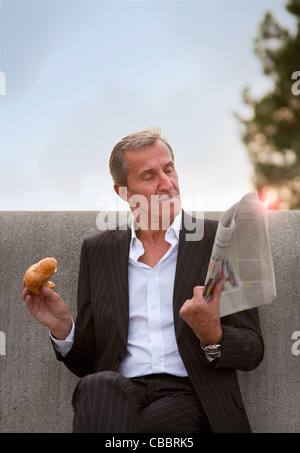 Imprenditore avente la colazione all aperto Foto Stock