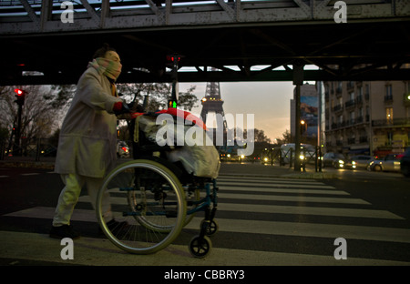 Miseria urbana, scene di vita quotidiana a Parigi, la povertà e la solitudine Foto Stock