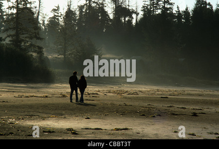 Un paio di fare una passeggiata al mattino presto opacità sulla spiaggia di Mackenzie, Tofino, isola di Vancouver, British Columbia, Canada. Foto Stock