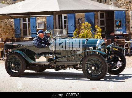 Auto d'epoca - Bentley auto classica essendo pilotato attraverso un villaggio nel sud della Francia Foto Stock