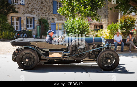 Auto d'epoca - Bentley d'epoca che attraversa un villaggio nel sud della Francia Foto Stock