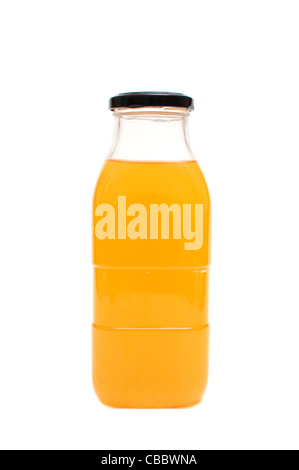 Succo di arancia bottiglia di vetro su uno sfondo bianco. Foto Stock