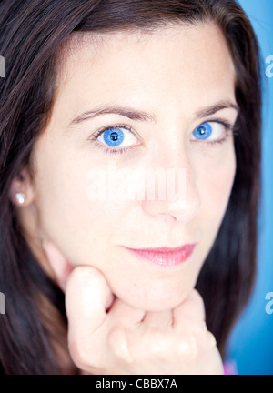 Close up ritratto di una donna con espressione vuota Foto Stock