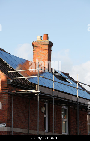 Appena installato il pannello solare array,per generare energia rinnovabile da sun. L'installazione è su un tetto a spioventi su una vecchia casa Foto Stock