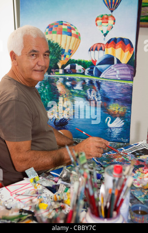 I vecchi artista pittura in studio Foto Stock