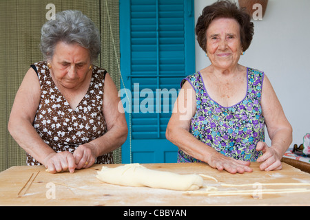 Le donne anziane pasta insieme Foto Stock