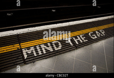 Mente il divario, avvertimento nella metropolitana di Londra Foto Stock