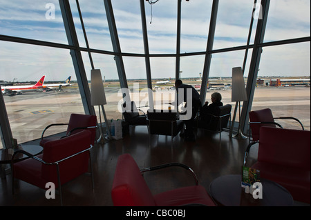 Vista dal ristorante, partenza ala, sulla piattaforma di OR Tambo Aeroporto Internazionale di Johannesburg, Sud Africa e Africa Foto Stock