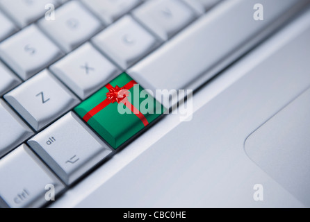 Dettaglio di una tastiera con una chiave avvolto come un regalo di Natale. Foto Stock