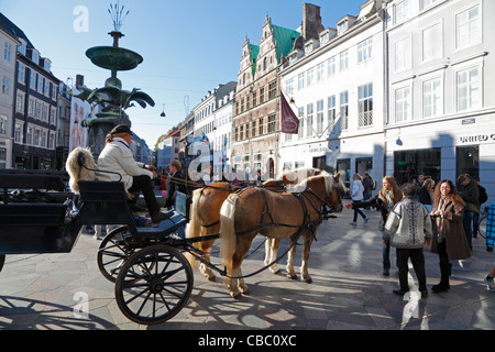 A cavallo il cab in attesa presso la cicogna fontana sulla pedonale e la via commerciale Strøget a Copenaghen, Danimarca Foto Stock