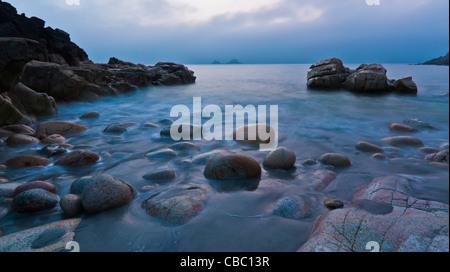 Vista verso la Brisons da Porth Nanven, Cornwall, al tramonto Foto Stock