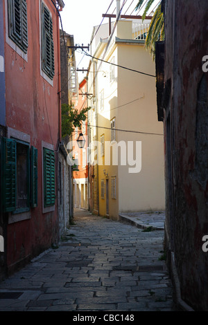 Strada stretta in Trpanj città vecchia, Croazia Foto Stock