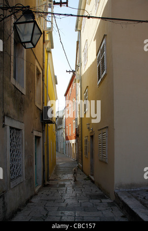 Strada stretta in Trpanj città vecchia, Croazia Foto Stock