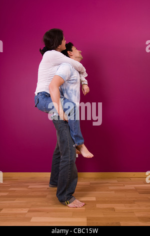 Giovane godendo la nuova parete dipinta Foto Stock