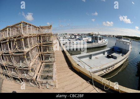 Trappole di aragosta grazia il colore di primo piano come barche da pesca sono legate alle banchine del porto di lavoro di North Lake Harbour, P.E.I. Foto Stock