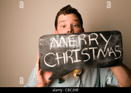 Ritratto di uomo con buon Natale sulla lavagna Foto Stock