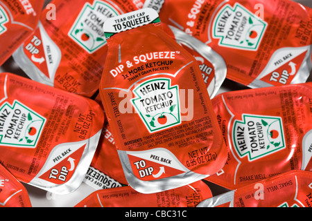 Il nuovo stile di Ketchup Heinz pacchetti. Foto Stock
