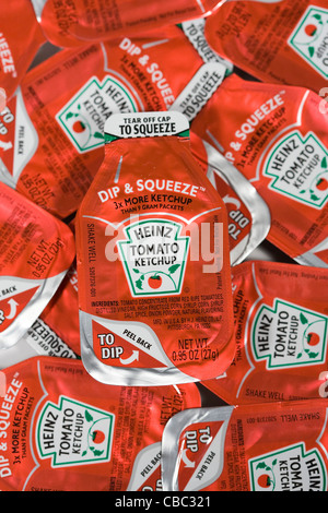 Il nuovo stile di Ketchup Heinz pacchetti. Foto Stock