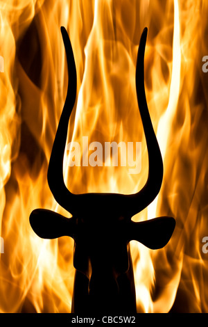 Foto del bull figurine con reale sullo sfondo di fiamma Foto Stock