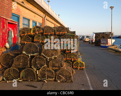 Lobester pentole sul Quayside, Bridlington porto, East Yorkshire, Inghilterra Foto Stock