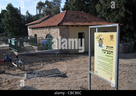 Israele, Hadera streaming di un corso d acqua stagionali riserva naturale. Storica stazione di pompaggio (1906) Foto Stock