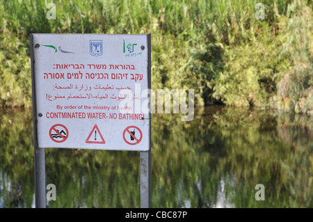 Israele, Hadera streaming di un corso d acqua stagionali riserva acqua contaminata segno di avvertimento Foto Stock