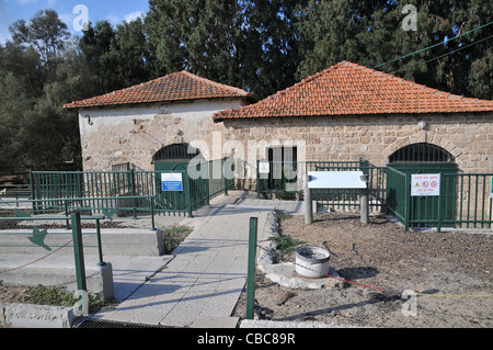 Israele, Hadera streaming di un corso d acqua stagionali riserva naturale. Storica stazione di pompaggio (1906) Foto Stock