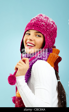 Foto di donna felice in maglia inverno cappello e sciarpa in posa prima fotocamera Foto Stock