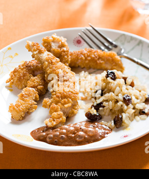 Riso soffiato impanati dita di pollo con salsa di cacao Foto Stock