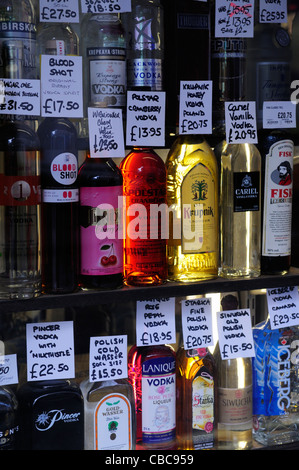 Bottiglie di vodka in vendita presso Gerry's vino e liquori, Old Compton Street, Soho, London, England, Regno Unito Foto Stock