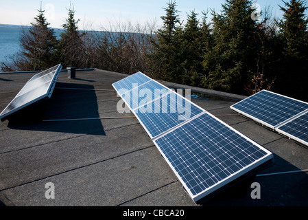 Solar PV array su montato sul piatto i pannelli del tetto Foto Stock