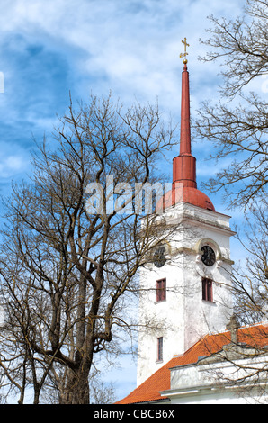 Bella e antica chiesa con blu cielo nuvoloso in background (Lawrence la chiesa di Kuressaare, Saaremaa, Estonia) Foto Stock