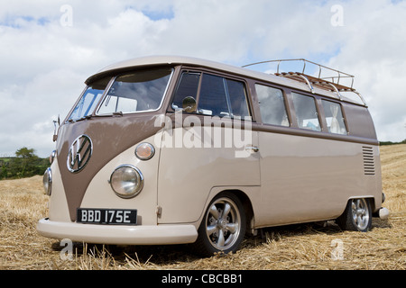 In posizione abbassata per il 1966 Split Screen VW Camper, preso in un cornfield in Cornovaglia in una giornata di sole Foto Stock