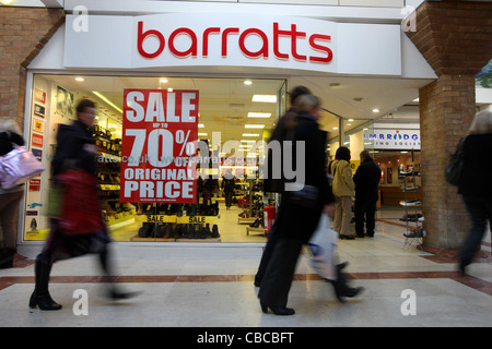 Quasi 4 mila posti di lavoro sono stati sotto la minaccia dopo il proprietario di negozi di scarpe Barratts e scarpe di inestimabile valore crollato in amministrazione Foto Stock