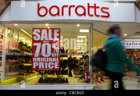 Quasi 4 mila posti di lavoro sono stati sotto la minaccia dopo il proprietario di negozi di scarpe Barratts e scarpe di inestimabile valore crollato in amministrazione Foto Stock