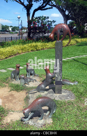 Cat statue in riverfront park a Kuching (cat) città. Kuching, Sarawak, Borneo, Malaysia, Asia sudorientale, Asia Foto Stock