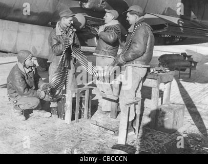 Gli armaioli caricare un B26 macchina munizioni pistola USAAF WW11 Foto Stock