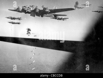 WW11 USAAF B17 Flying Fortress bombardieri cadere le bombe sulla Germania Foto Stock