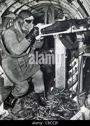 A WW11 USAAF B17 Flying Fortress attendere gunner sorge in mezzo a un mucchio di svuotare la macchina casi di pistola. Foto Stock