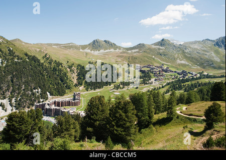 Plagne Bellecote e Belle Plagne ski resort e villaggi in estate sulle alpi francesi. Foto Stock