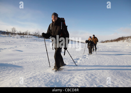 I fondisti a piedi nella neve Foto Stock