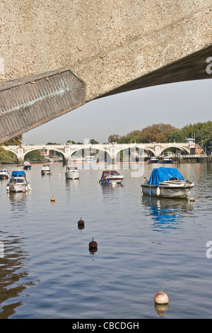 Richmond look passerella e vista lungo il fiume Tamigi attraverso arcata del ponte di Twickenham Richmond Londra Inghilterra Europa Foto Stock