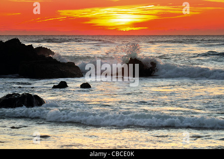 Il Portogallo, Algarve: onde e il tramonto di scena a spiaggia Praia do Tonel in Sagres Foto Stock