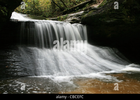 Una lunga esposizione della creazione la cascata nel Red River Gorge regione del Kentucky Foto Stock