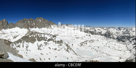 Panorama delle montagne della Sierra Nevada palizzata bacino dal vertice del Columbine picco con un sacco di neve Foto Stock