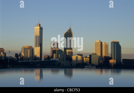 Perth skyline della città sul fiume Swan con Central Business District, visto da Sir James Mitchell Park, Australia occidentale Foto Stock